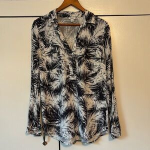 Splendid blouse. Women’s size small. Navy blue and white tropical print.
